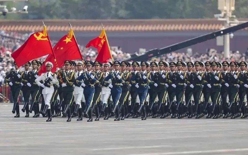 董事局主席滕和顯慰問中國人民解放軍儀仗大隊官兵